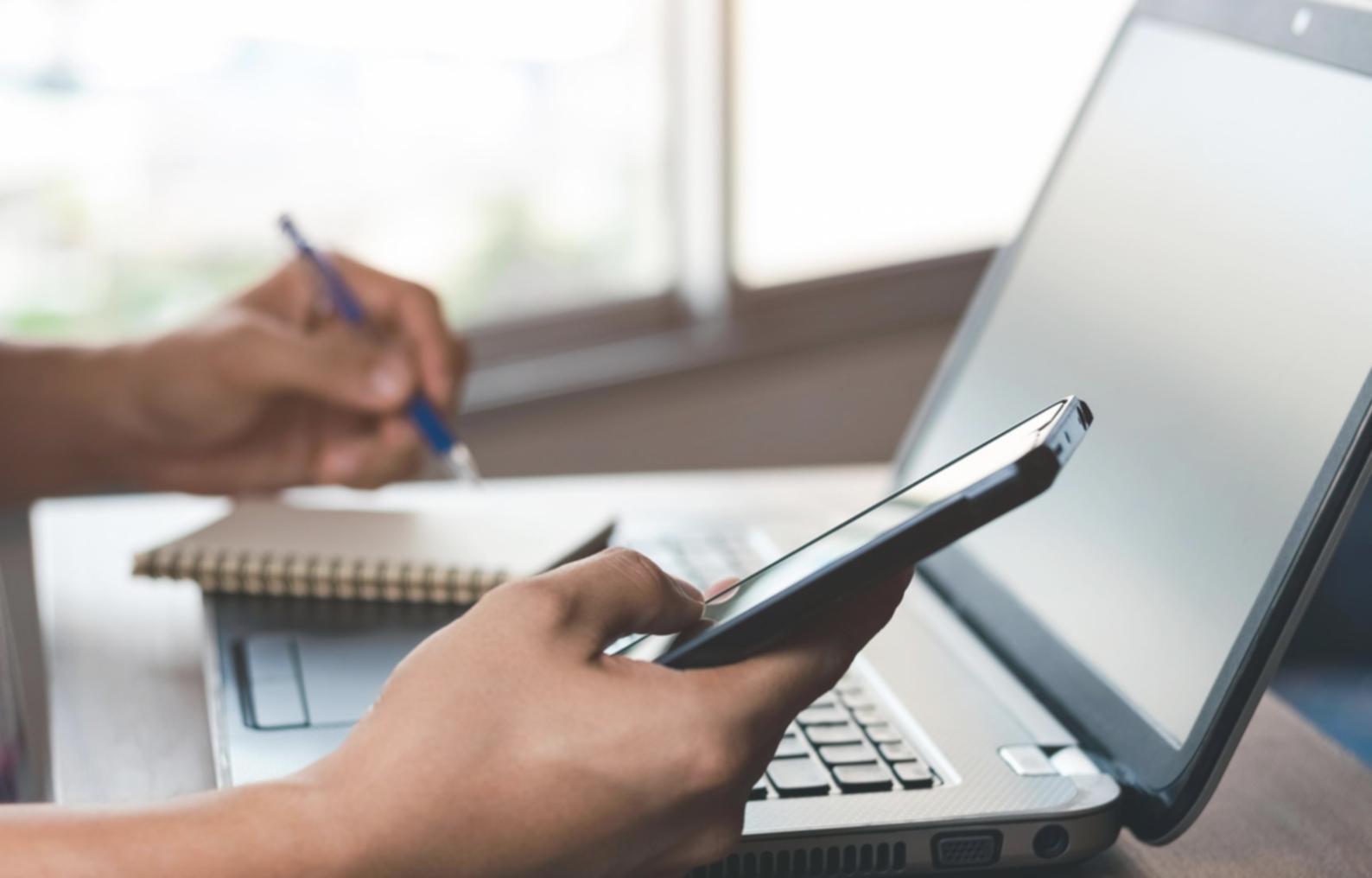 Analyse pratique de données financières en groupe avec documents et graphiques