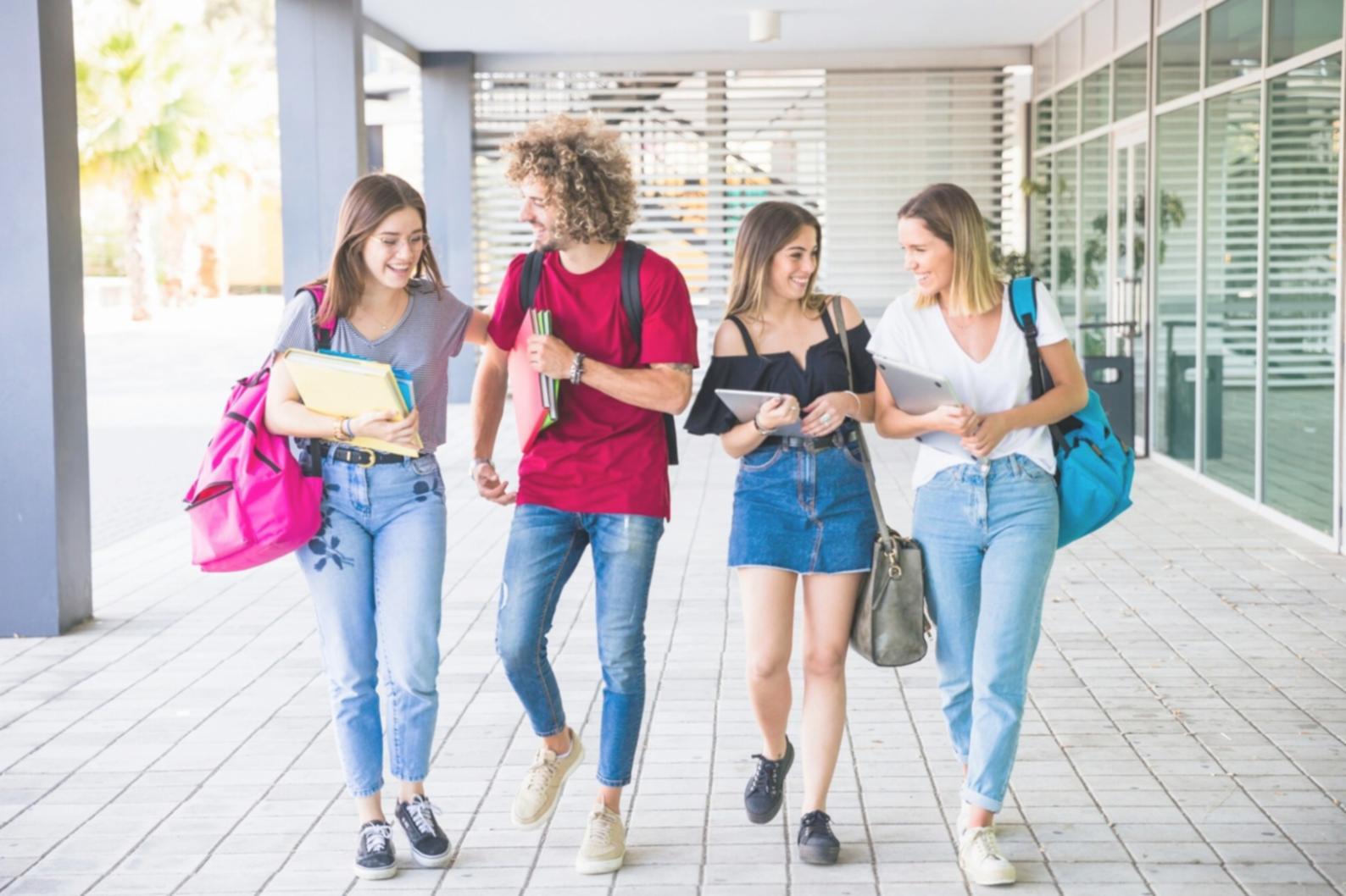 Session de formation collaborative avec participants analysant des documents financiers