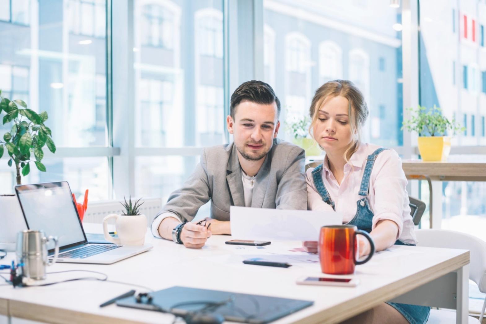 Équipe d'experts en analyse financière travaillant ensemble