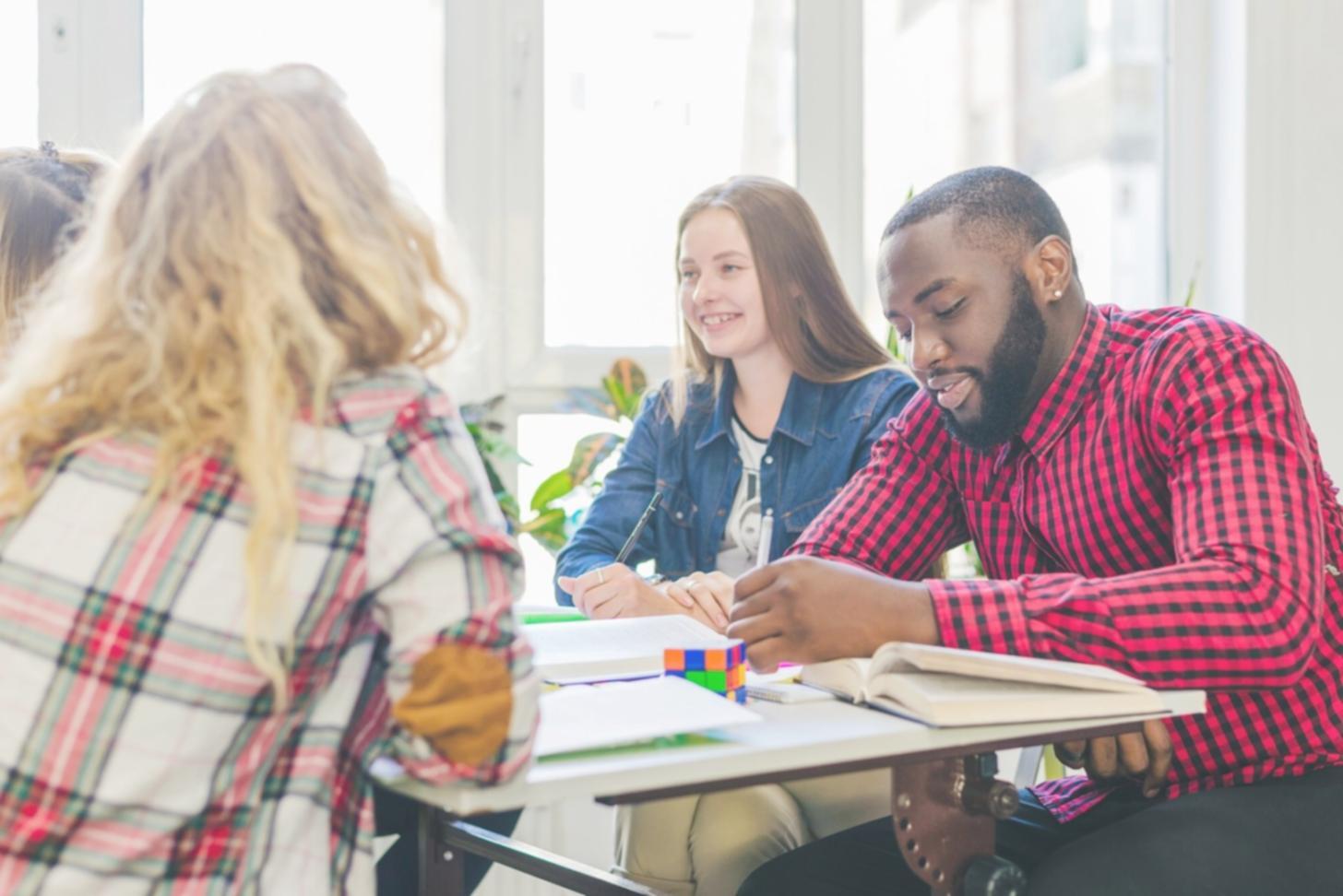 Expert en analyse financière travaillant sur des données de stabilité